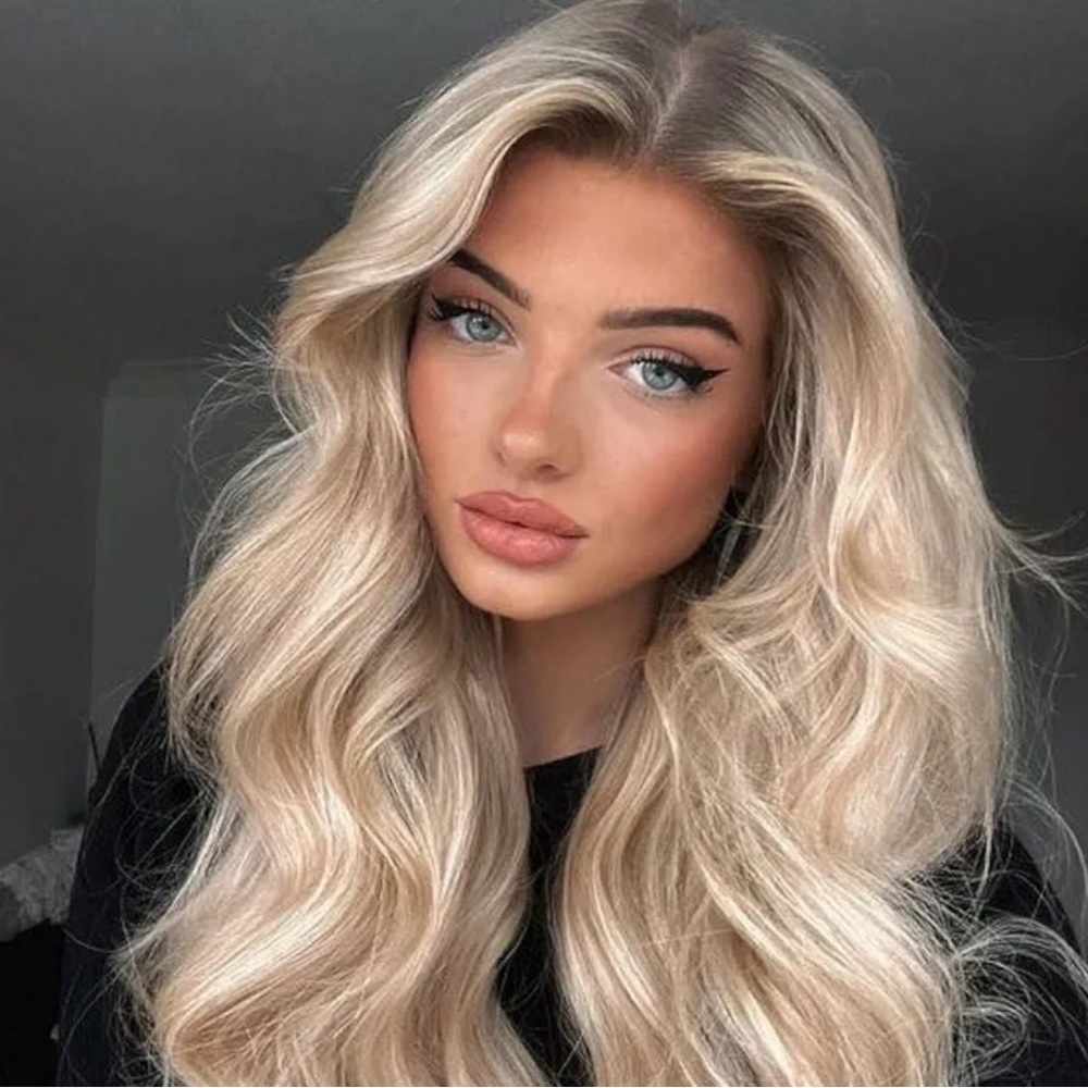 22” Beautiful Blonde Ombré Body Wavy  Lace Front Wig
